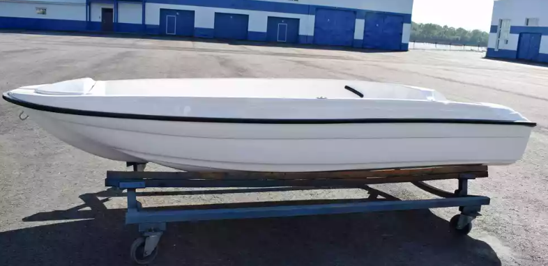 Стеклопластиковая лодка Пингвин (тримаран) в Пятигорске