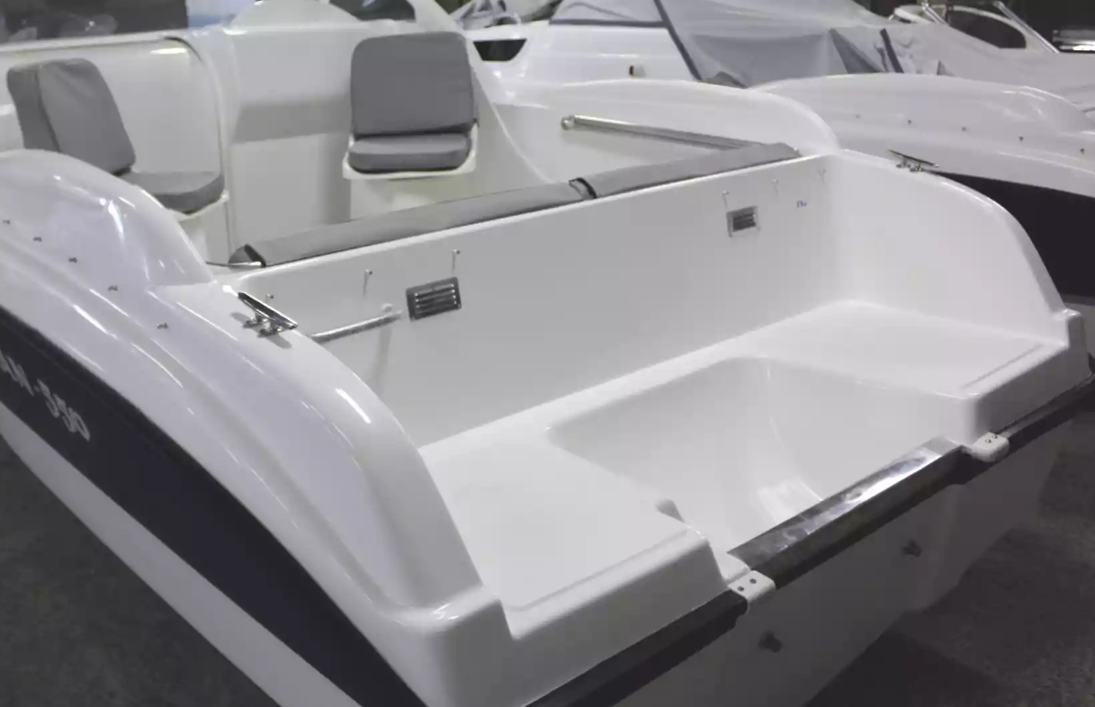 Стеклопластиковый катер Neman-550 с каютой в Пятигорске