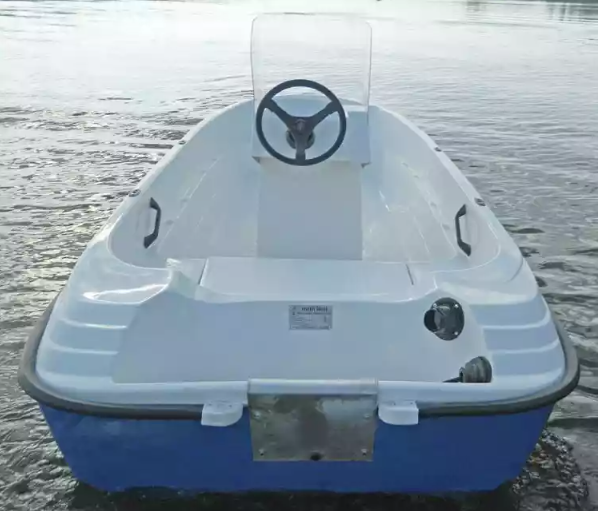 Стеклопластиковая лодка Пингвин с консолью (тримаран) в Пятигорске