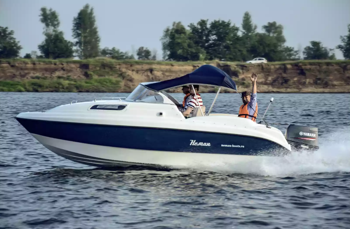 Стеклопластиковый катер Neman-550 с каютой в Пятигорске