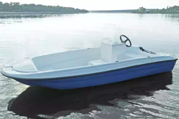 Стеклопластиковая лодка Пингвин с консолью (тримаран) в Пятигорске