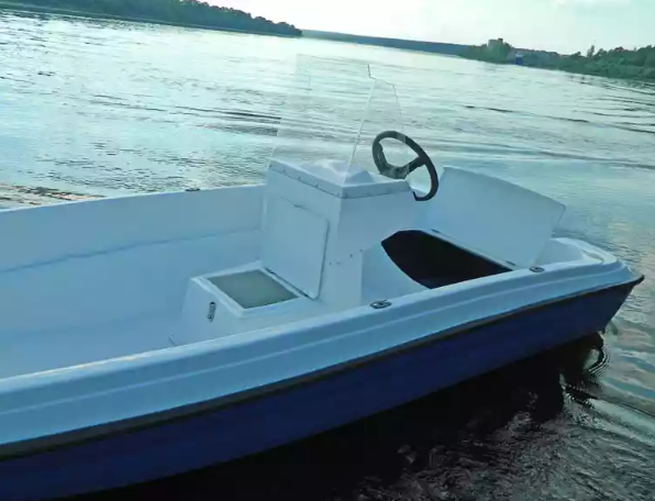 Стеклопластиковая лодка Пингвин с консолью (тримаран) в Пятигорске