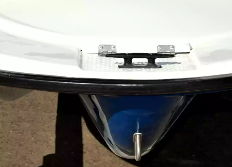 Стеклопластиковая лодка Пингвин с консолью (тримаран) в Пятигорске