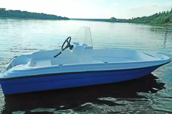 Стеклопластиковая лодка Пингвин с консолью (тримаран) в Пятигорске