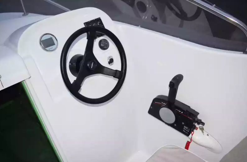 Стеклопластиковый катер Neman-530 с каютой в Пятигорске