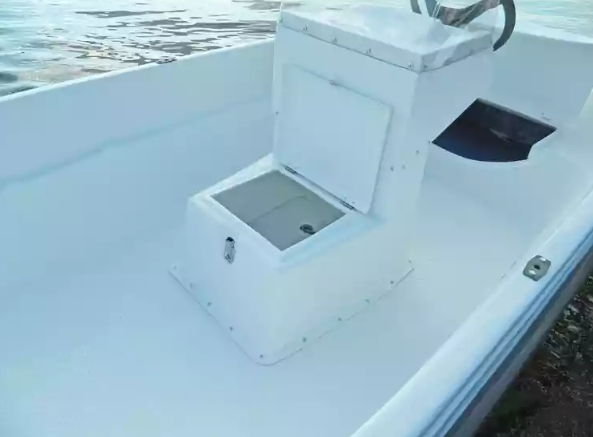 Стеклопластиковая лодка Пингвин с консолью (тримаран) в Пятигорске