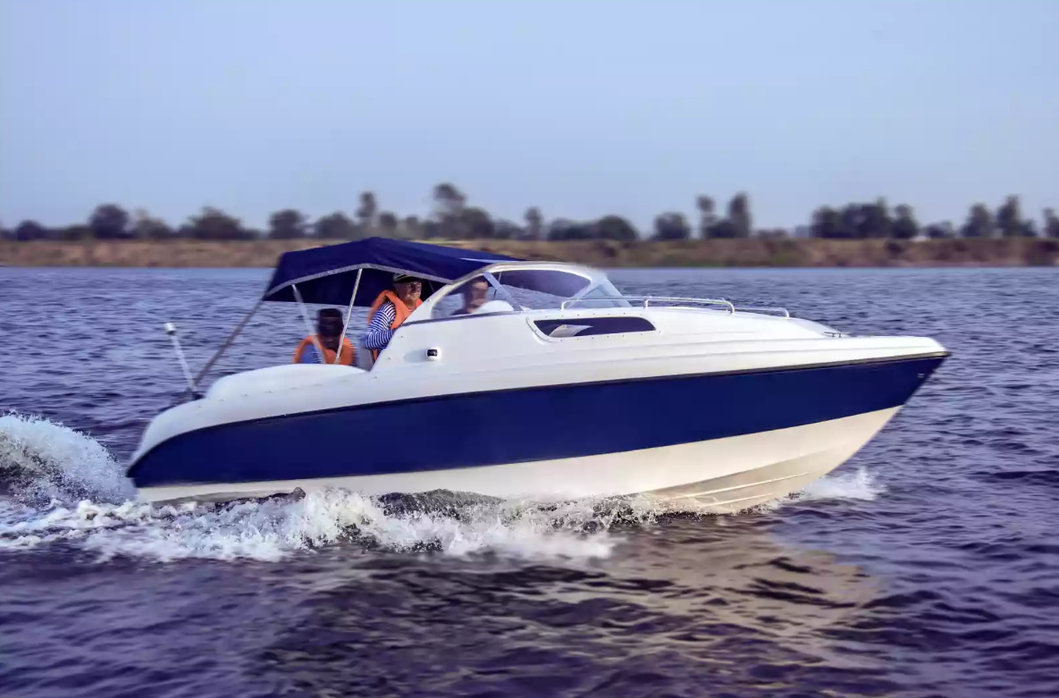 Стеклопластиковый катер Neman-550 с каютой в Пятигорске