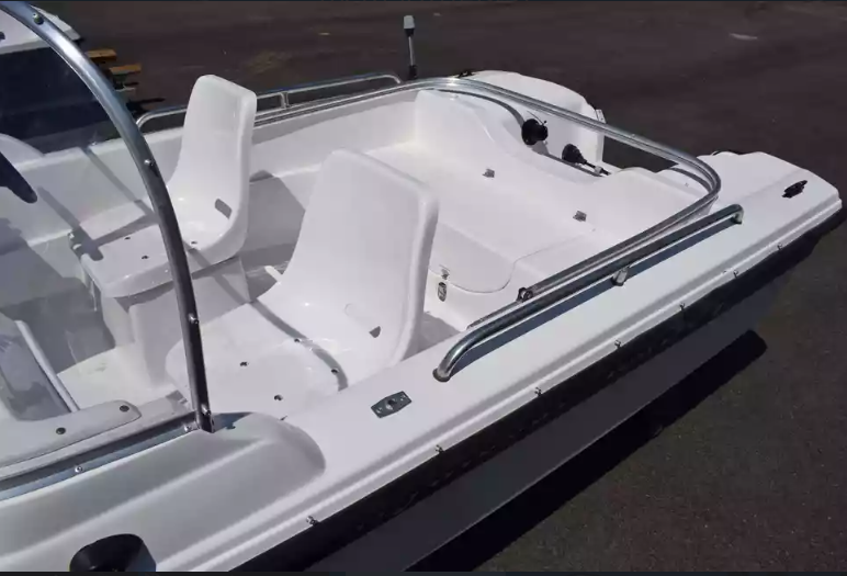 Стеклопластиковый катер Wyatboat-430 DC (тримаран) в Пятигорске