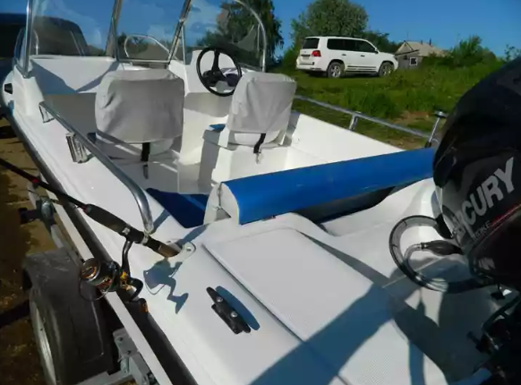 Стеклопластиковый катер Wyatboat-430 DC (тримаран) в Пятигорске