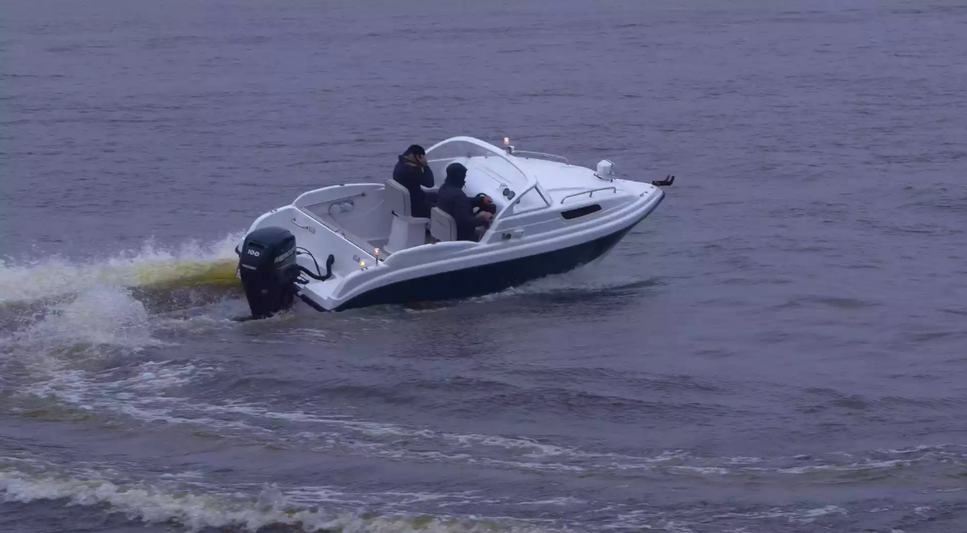 Стеклопластиковый катер Neman-550 с каютой в Пятигорске