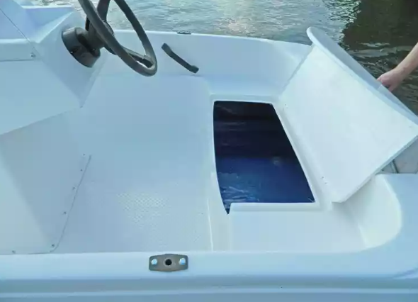 Стеклопластиковая лодка Пингвин с консолью (тримаран) в Пятигорске